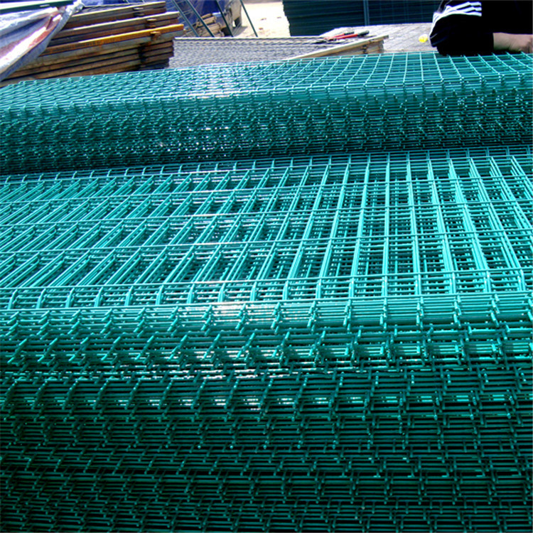 安裝光伏廠區(qū)隔離網圖片4