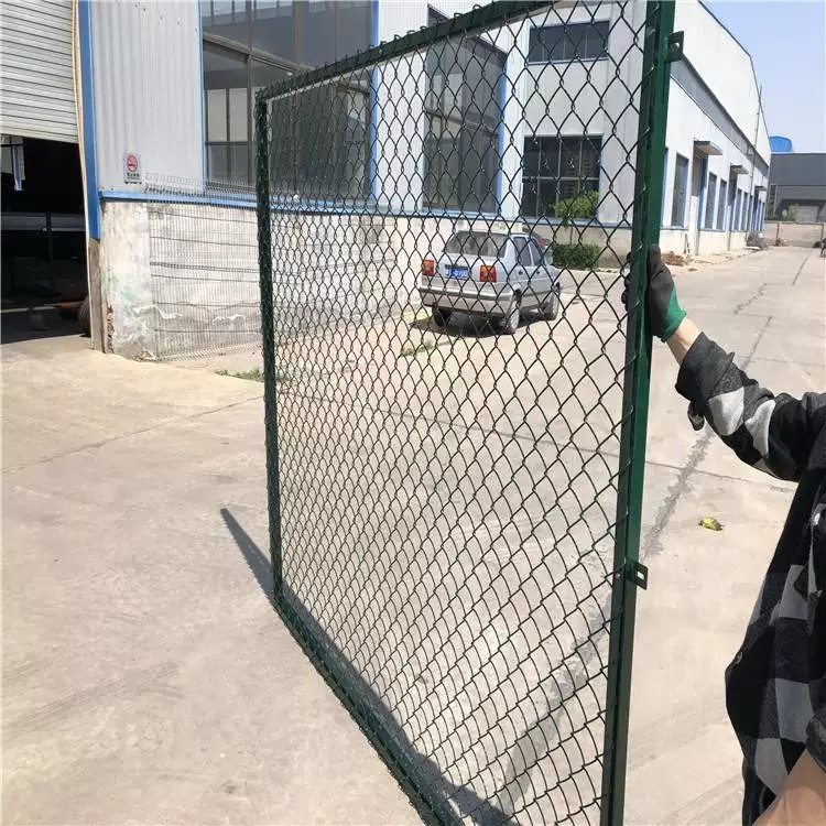 學(xué)校體育場隔離網(wǎng)圖片3